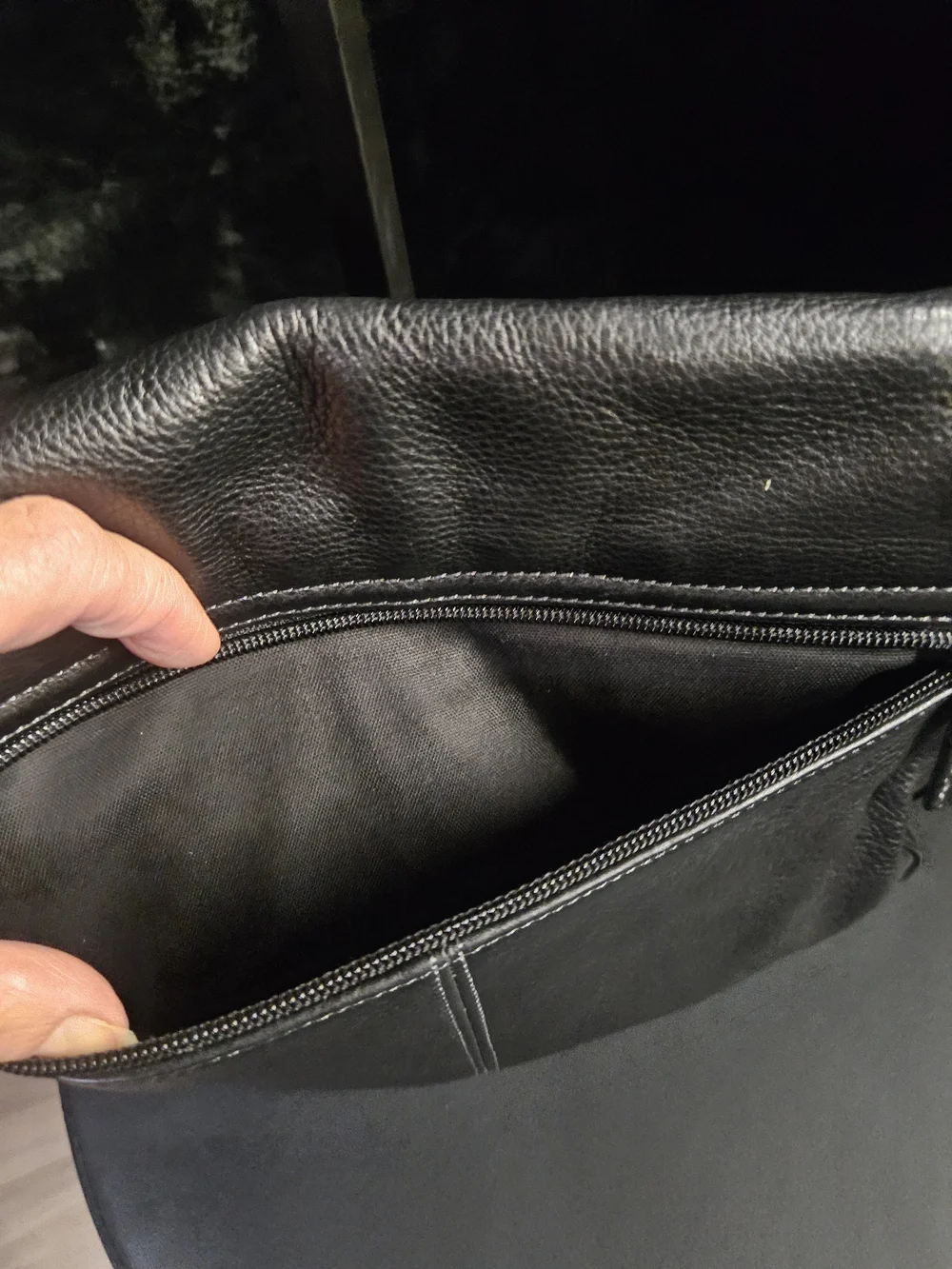 Tignanello Black Leather Messenger Bag - Sleek Men’s Shoulder Bag